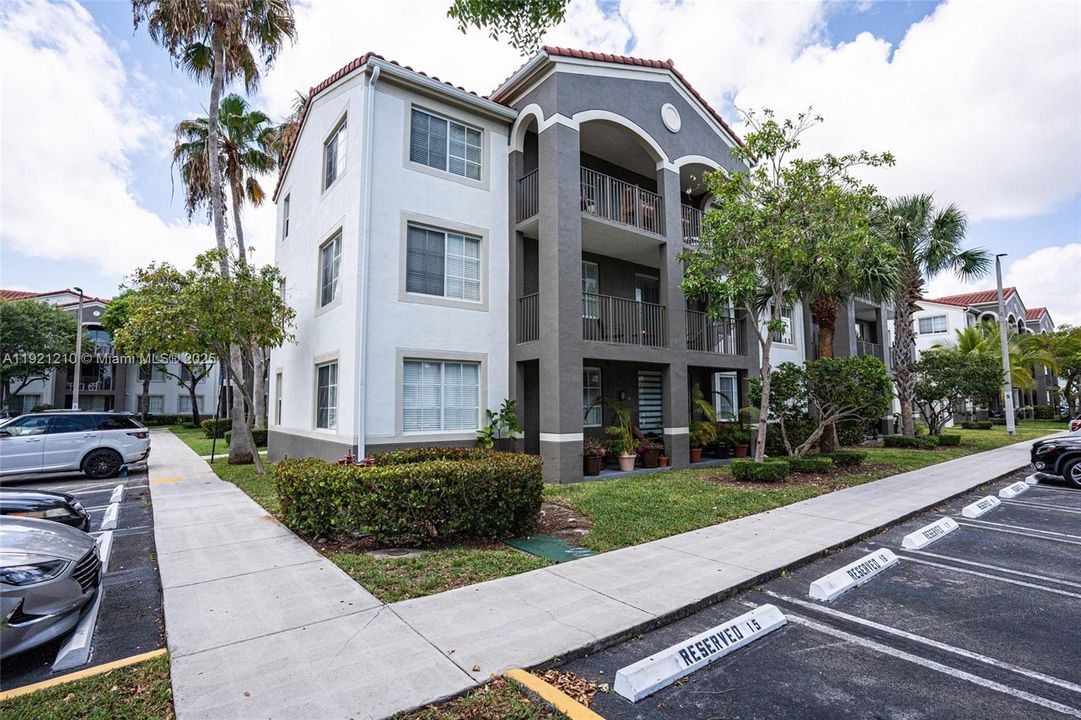 Active With Contract: $2,300 (1 beds, 1 baths, 697 Square Feet)
