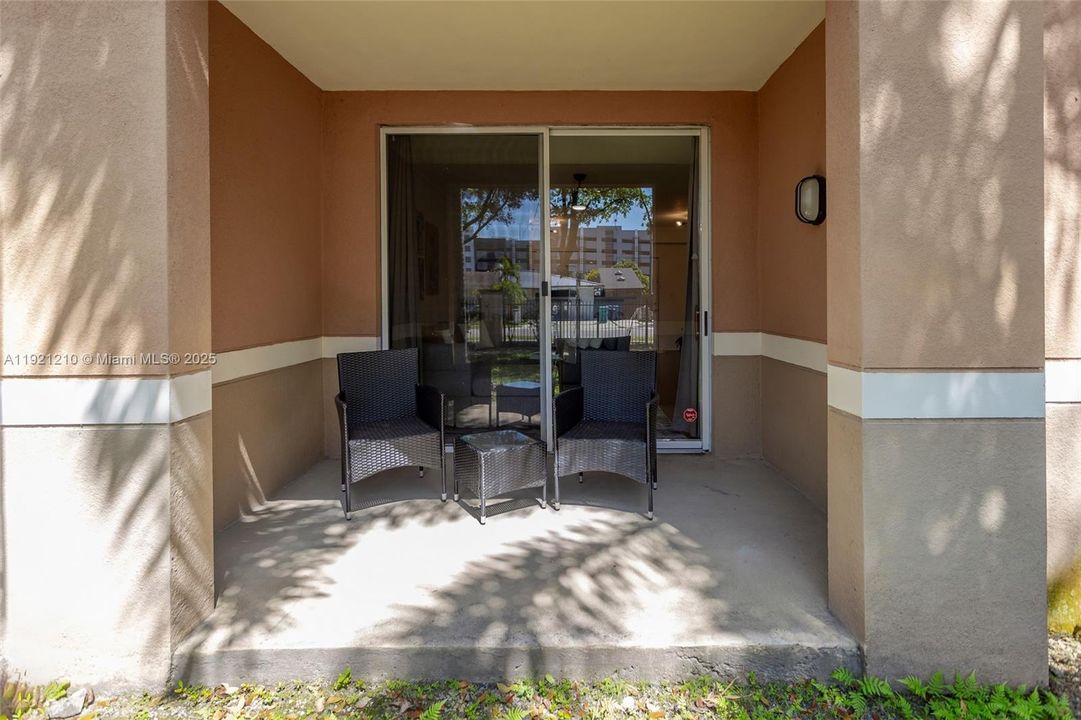 Active With Contract: $2,300 (1 beds, 1 baths, 697 Square Feet)