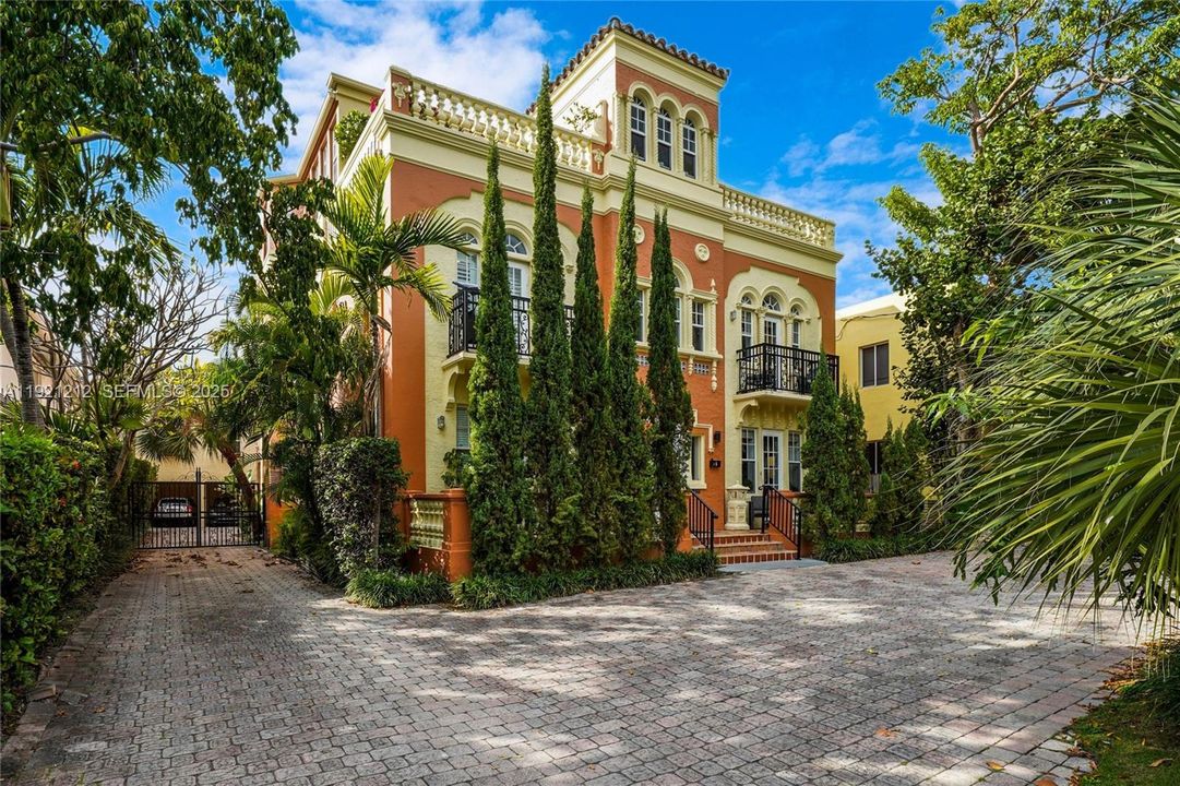 En Venta: $619,000 (2 camas, 2 baños, 982 Pies cuadrados)