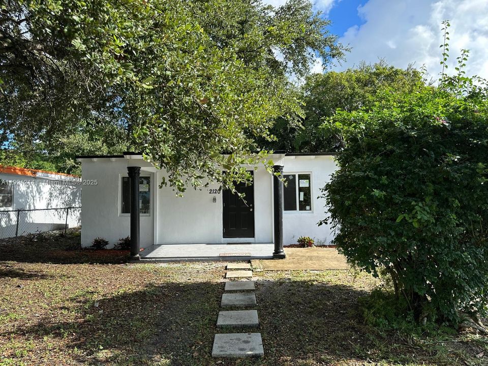 For Rent: $2,700 (3 beds, 2 baths, 1012 Square Feet)