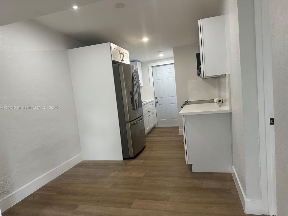 For Rent: $2,700 (3 beds, 2 baths, 1012 Square Feet)