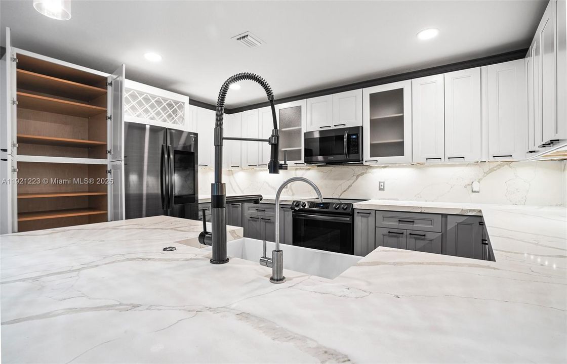 For Sale: $399,000 (3 beds, 2 baths, 966 Square Feet)