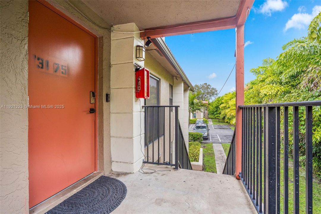 For Sale: $399,000 (3 beds, 2 baths, 966 Square Feet)