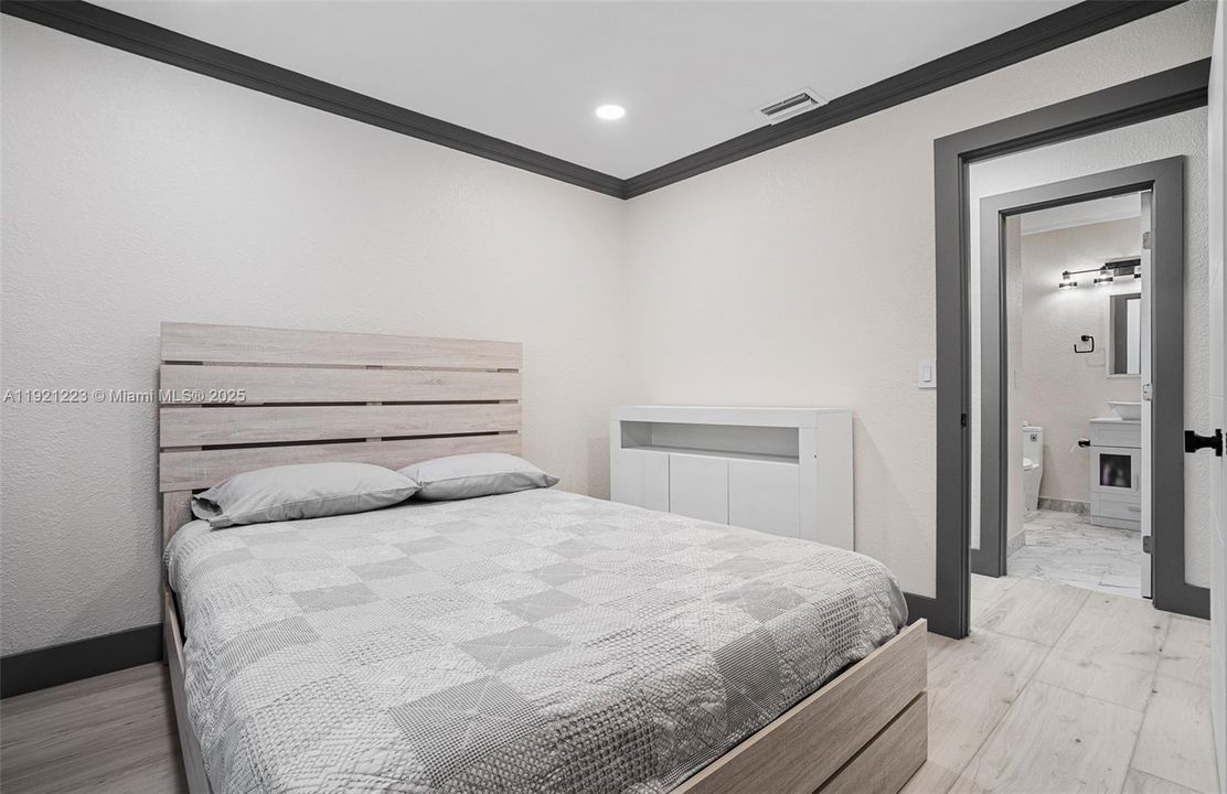 For Sale: $399,000 (3 beds, 2 baths, 966 Square Feet)