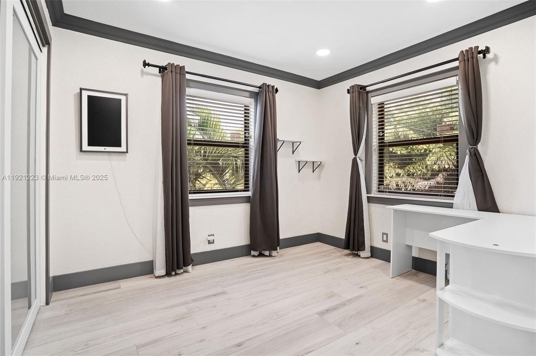 For Sale: $399,000 (3 beds, 2 baths, 966 Square Feet)