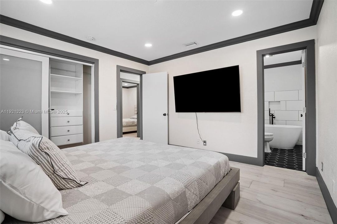 For Sale: $399,000 (3 beds, 2 baths, 966 Square Feet)