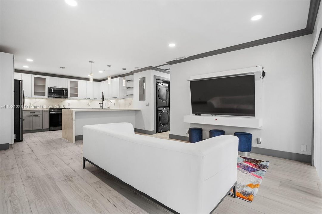 For Sale: $399,000 (3 beds, 2 baths, 966 Square Feet)