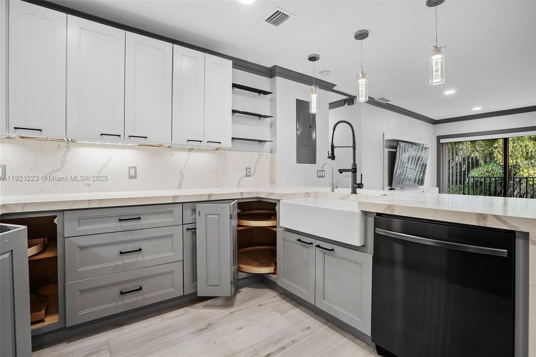 For Sale: $399,000 (3 beds, 2 baths, 966 Square Feet)