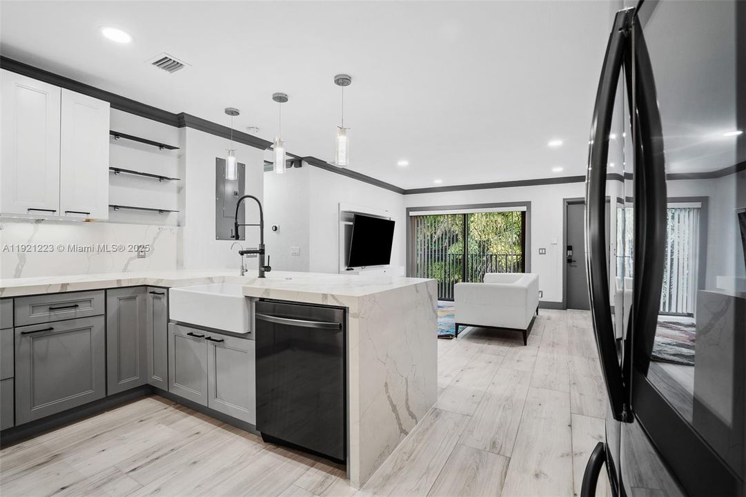 For Sale: $399,000 (3 beds, 2 baths, 966 Square Feet)