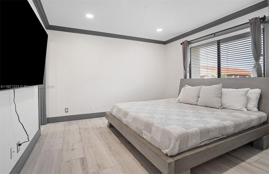 For Sale: $399,000 (3 beds, 2 baths, 966 Square Feet)