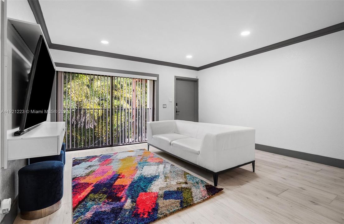 For Sale: $399,000 (3 beds, 2 baths, 966 Square Feet)