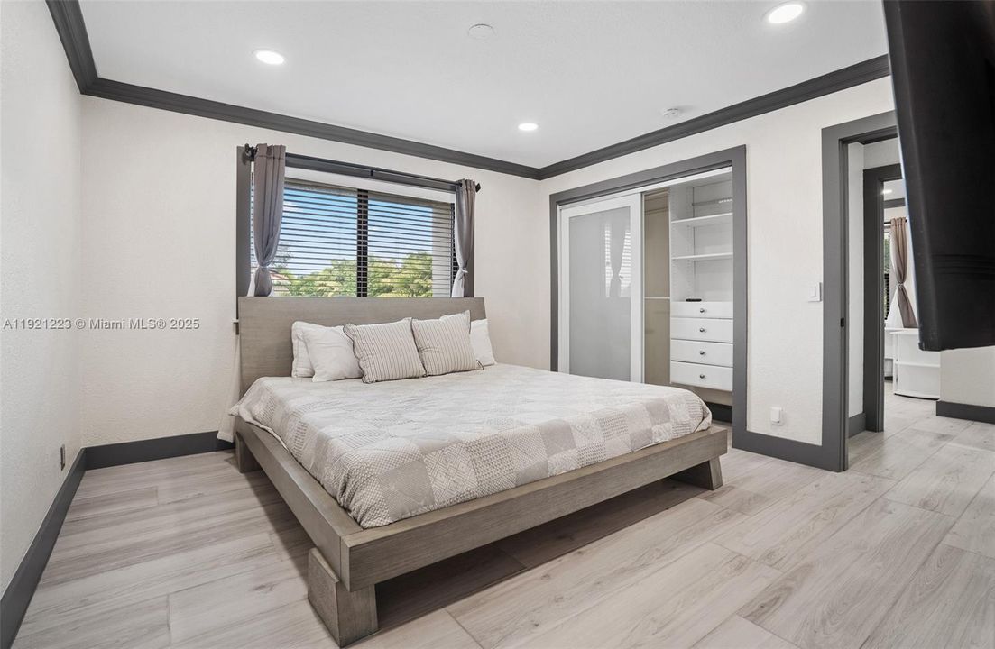 For Sale: $399,000 (3 beds, 2 baths, 966 Square Feet)