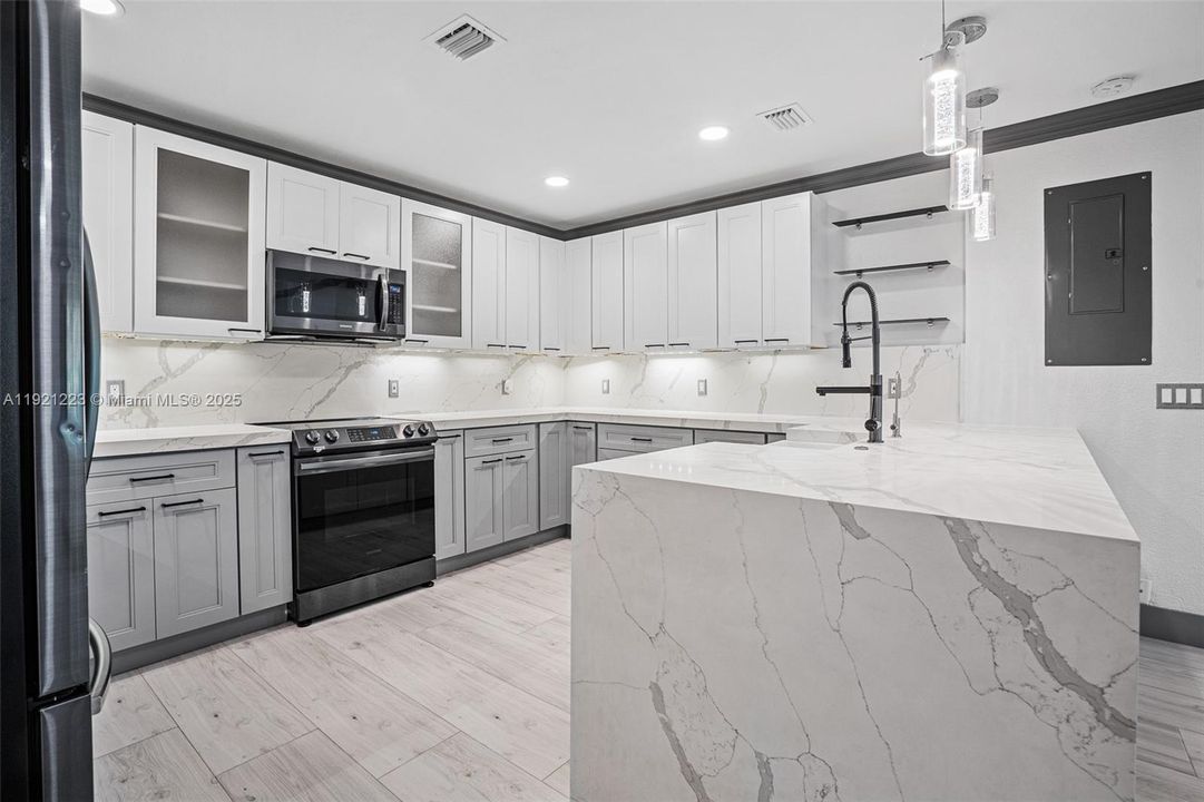 For Sale: $399,000 (3 beds, 2 baths, 966 Square Feet)