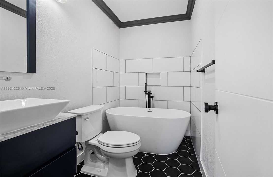 For Sale: $399,000 (3 beds, 2 baths, 966 Square Feet)