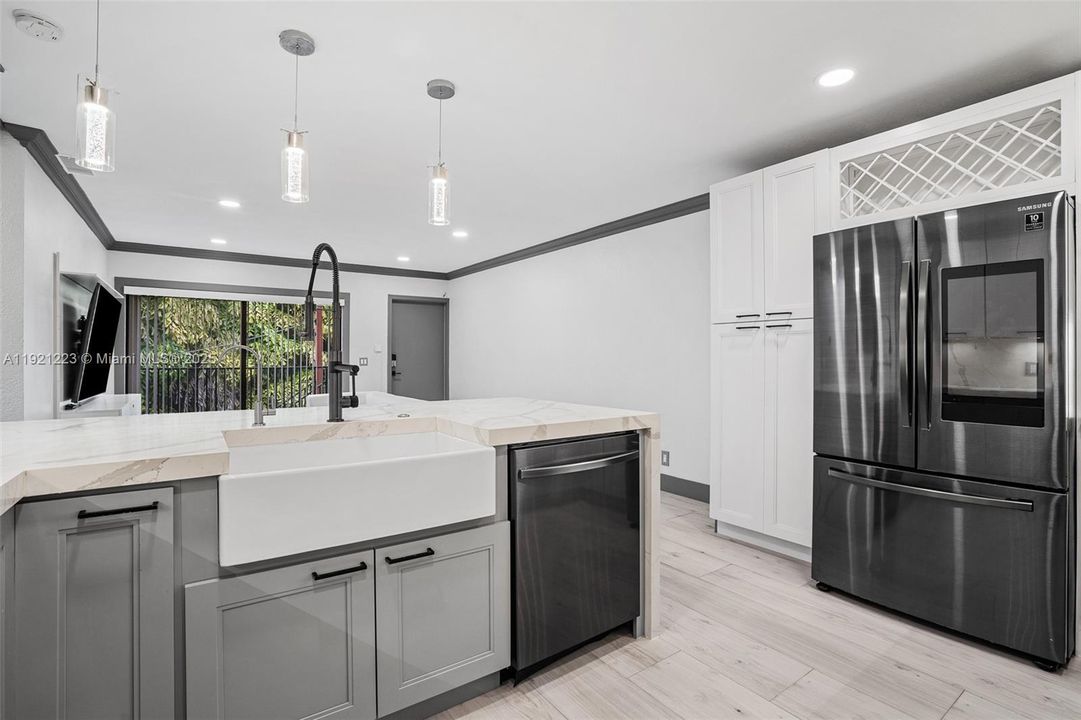 For Sale: $399,000 (3 beds, 2 baths, 966 Square Feet)