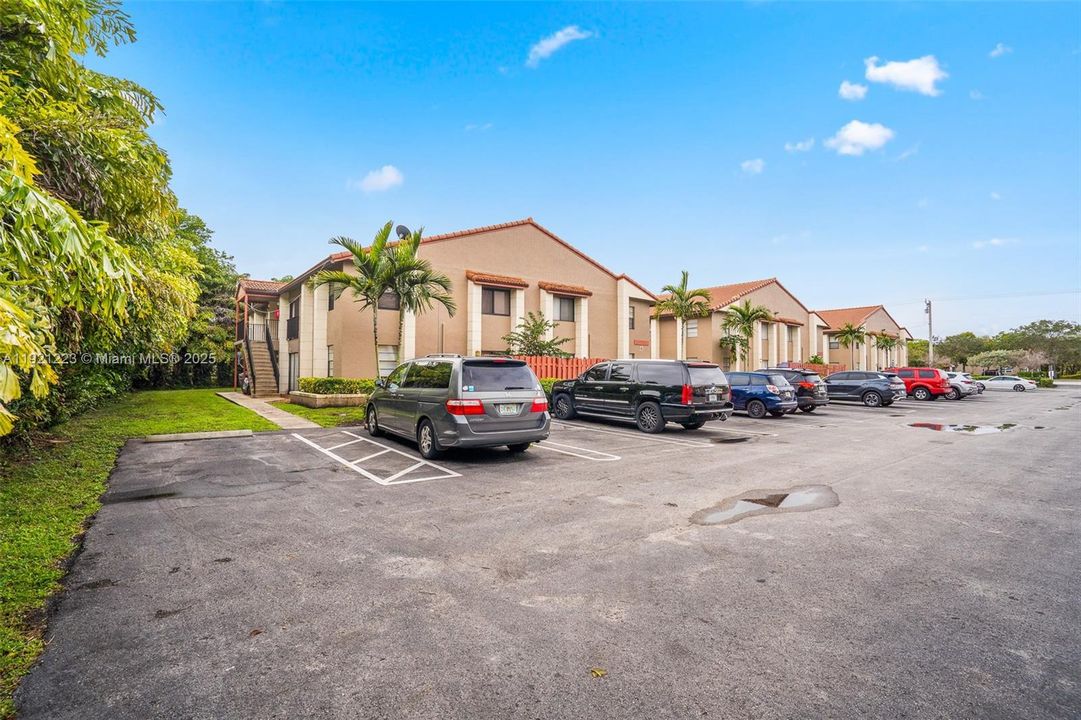 For Sale: $399,000 (3 beds, 2 baths, 966 Square Feet)