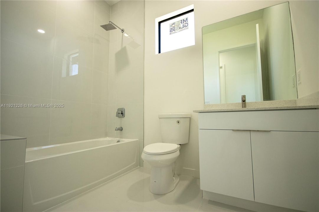 出租: $2,100 (3 贝兹, 2 浴室, 0 平方英尺)