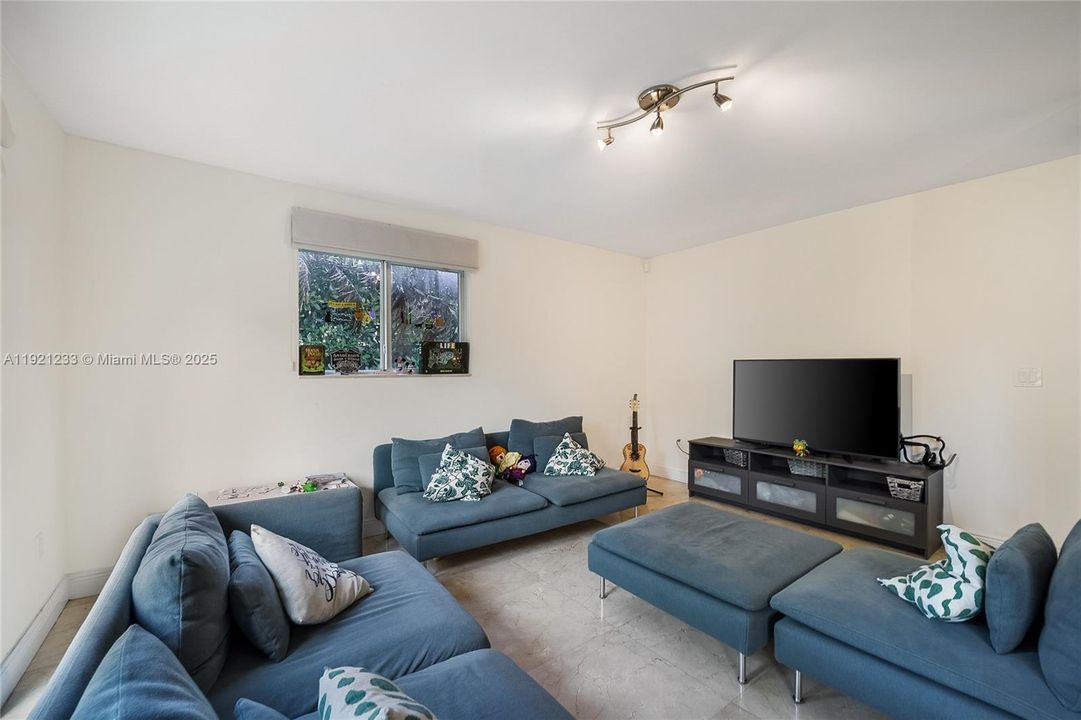 В аренду: $6,600 (4 спален, 3 ванн, 2200 Квадратных фут)