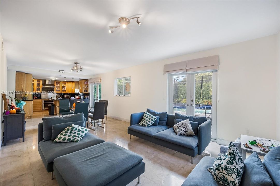 В аренду: $6,600 (4 спален, 3 ванн, 2200 Квадратных фут)