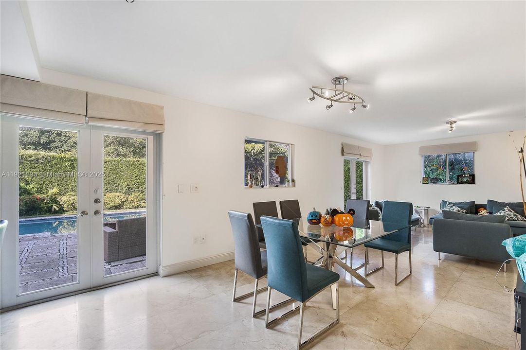 В аренду: $6,600 (4 спален, 3 ванн, 2200 Квадратных фут)