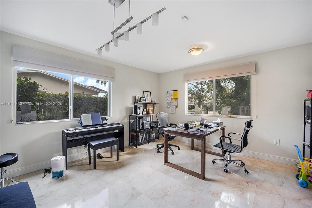 В аренду: $6,600 (4 спален, 3 ванн, 2200 Квадратных фут)