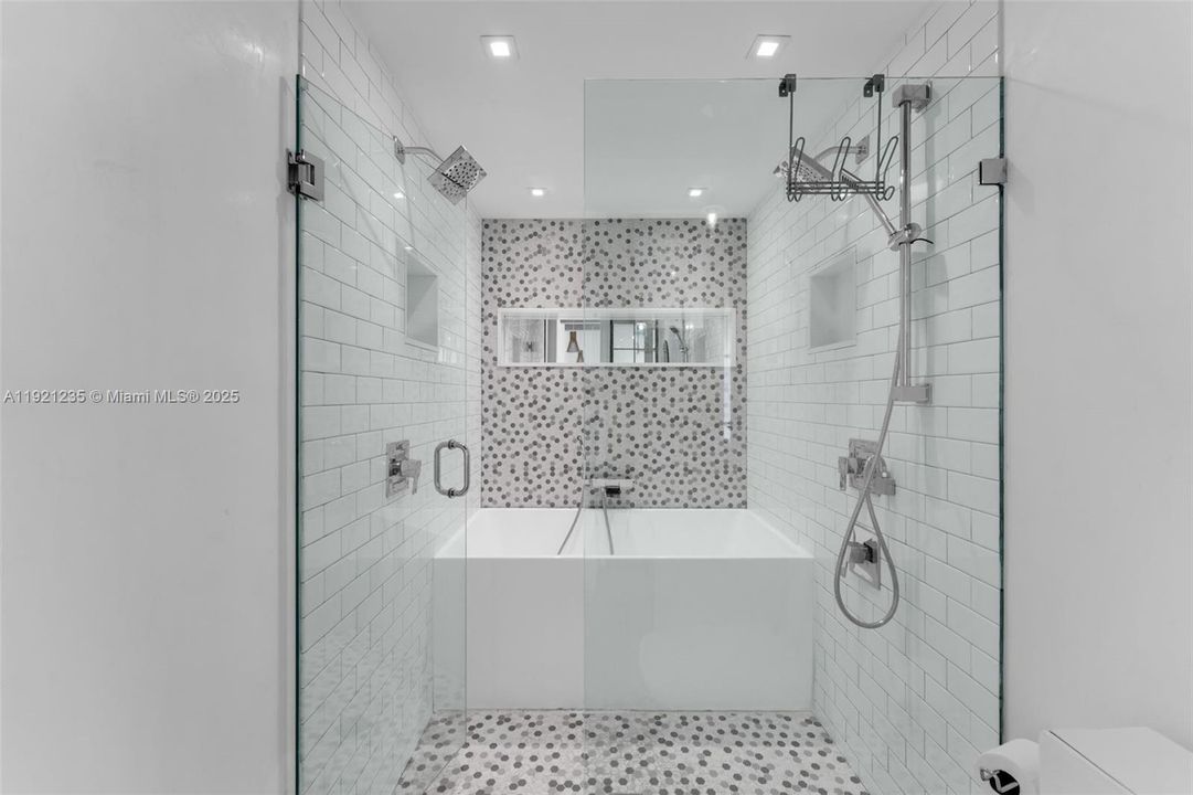 На продажу: $1,480,000 (2 спален, 2 ванн, 1330 Квадратных фут)