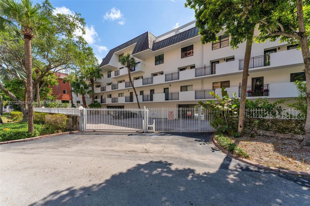 На продажу: $1,480,000 (2 спален, 2 ванн, 1330 Квадратных фут)