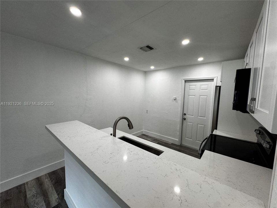 待售: $725,000 (0 贝兹, 0 浴室, 1370 平方英尺)