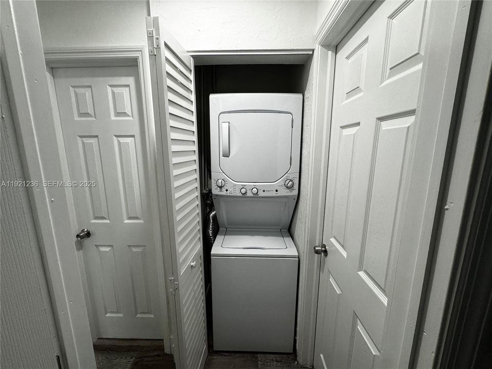 待售: $725,000 (0 贝兹, 0 浴室, 1370 平方英尺)