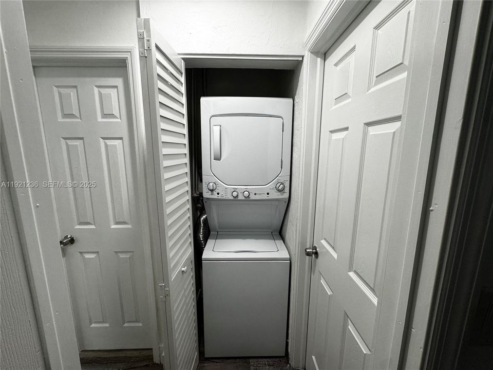 待售: $725,000 (0 贝兹, 0 浴室, 1370 平方英尺)