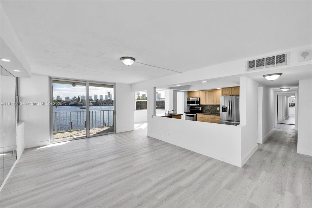 待售: $335,000 (2 贝兹, 2 浴室, 1213 平方英尺)