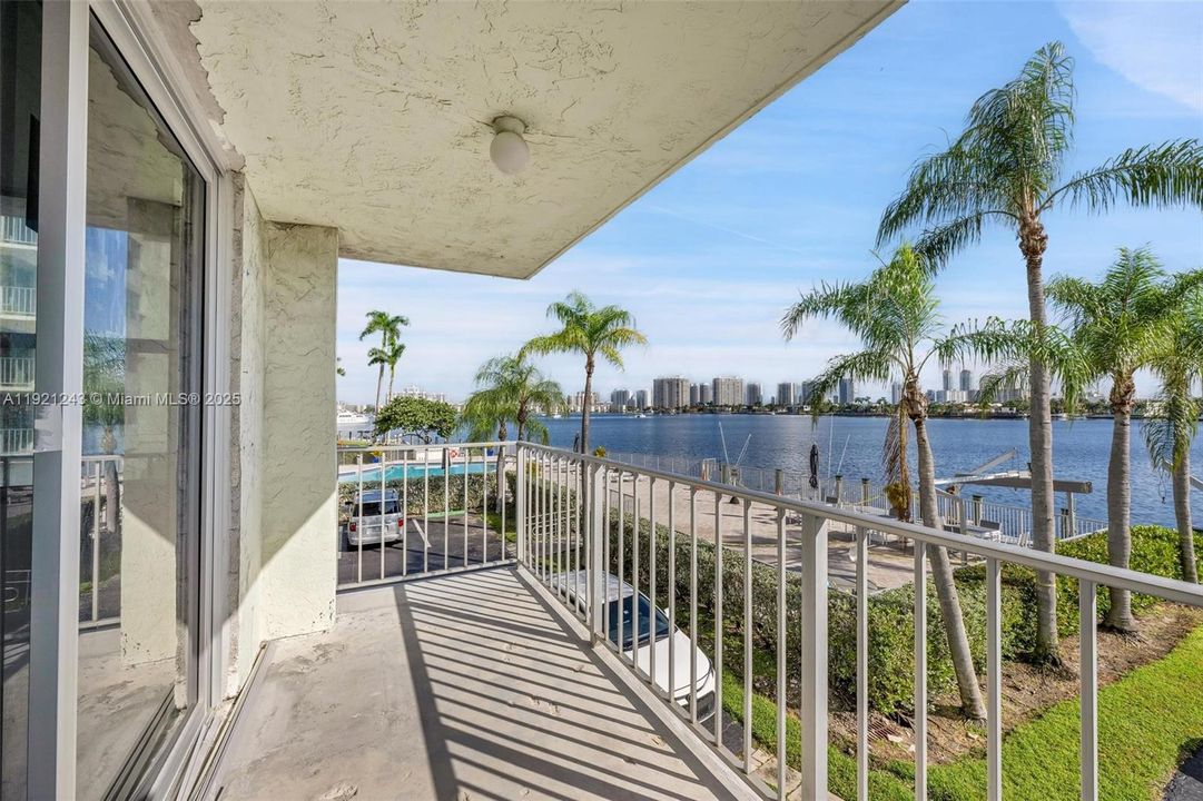 待售: $335,000 (2 贝兹, 2 浴室, 1213 平方英尺)