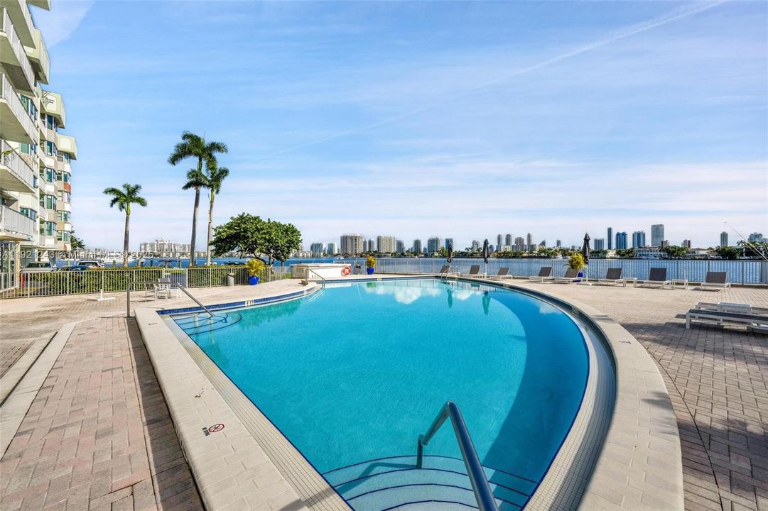 待售: $335,000 (2 贝兹, 2 浴室, 1213 平方英尺)