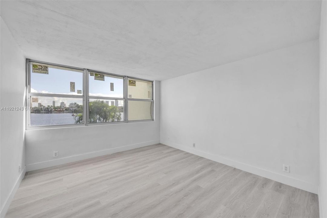 待售: $335,000 (2 贝兹, 2 浴室, 1213 平方英尺)