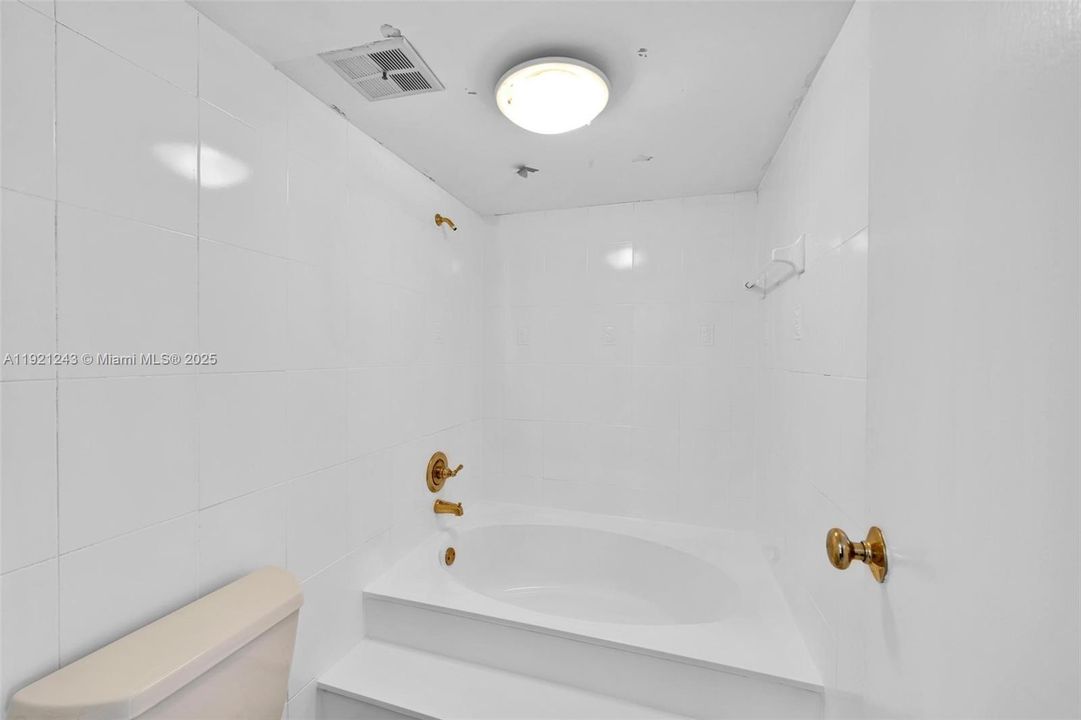 待售: $335,000 (2 贝兹, 2 浴室, 1213 平方英尺)