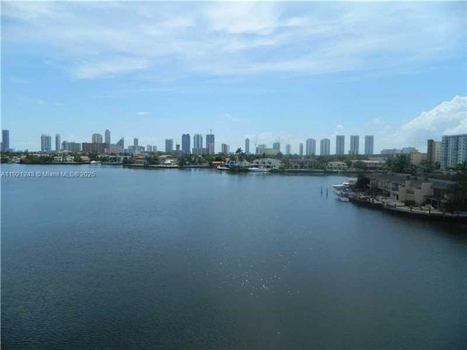 待售: $335,000 (2 贝兹, 2 浴室, 1213 平方英尺)