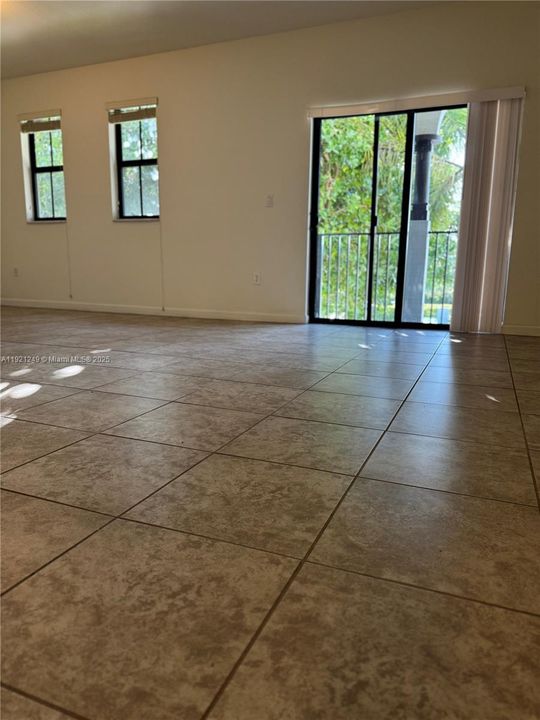 出租: $3,000 (3 贝兹, 2 浴室, 1256 平方英尺)