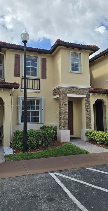 В аренду: $2,100 (2 спален, 2 ванн, 1069 Квадратных фут)