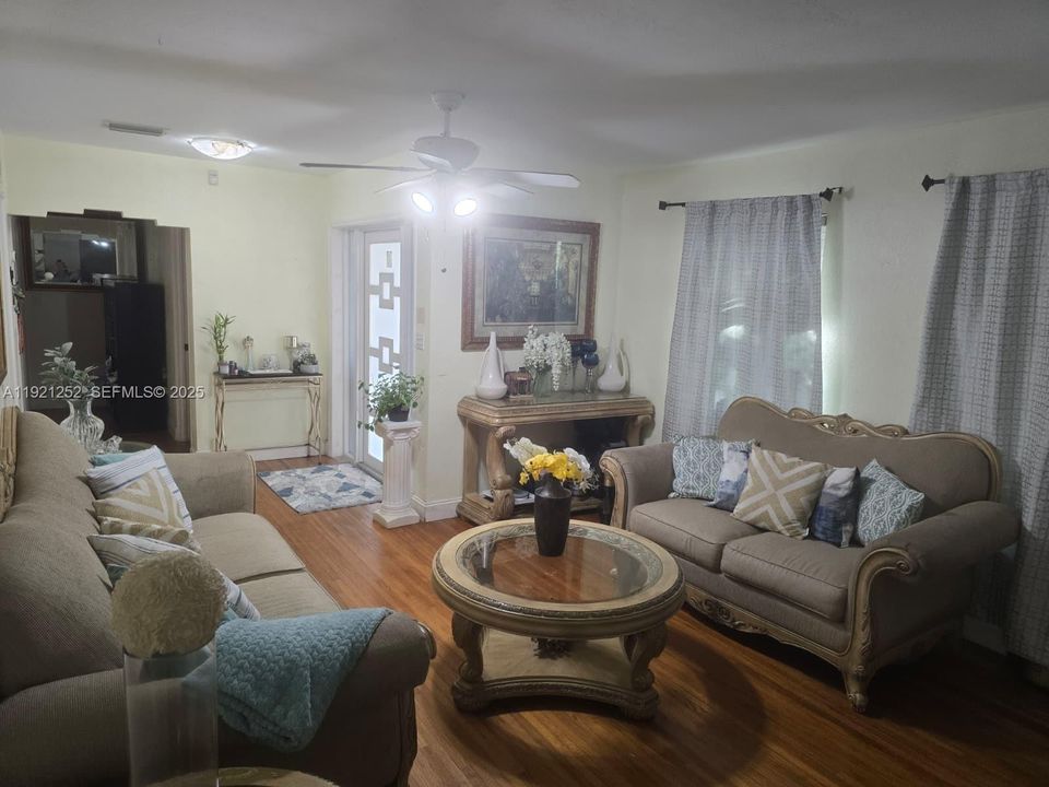 En Venta: $1,800,000 (3 camas, 2 baños, 2130 Pies cuadrados)