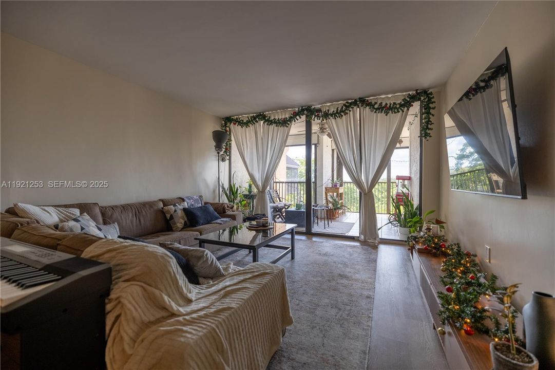 For Rent: $2,800 (2 beds, 2 baths, 1383 Square Feet)