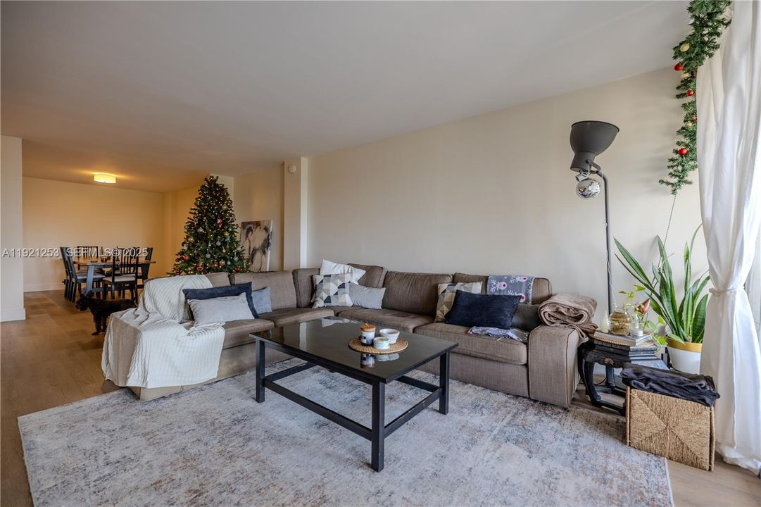 For Rent: $2,800 (2 beds, 2 baths, 1383 Square Feet)