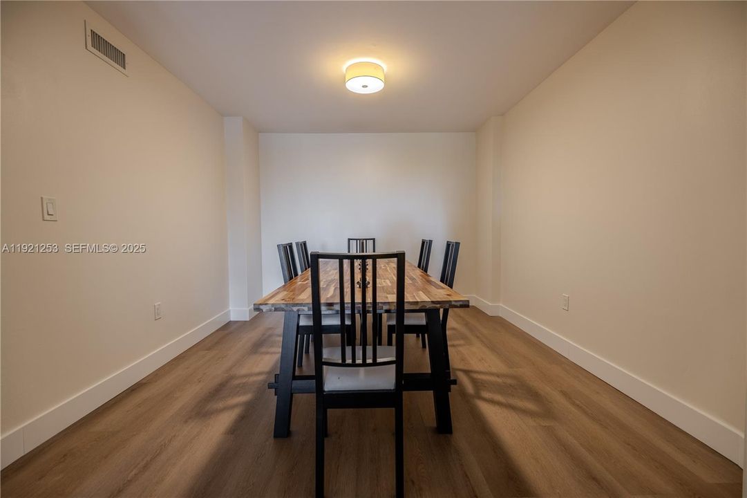 For Rent: $2,800 (2 beds, 2 baths, 1383 Square Feet)