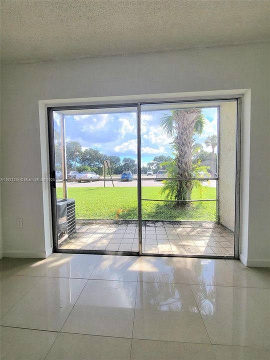 出租: $1,550 (1 贝兹, 1 浴室, 800 平方英尺)