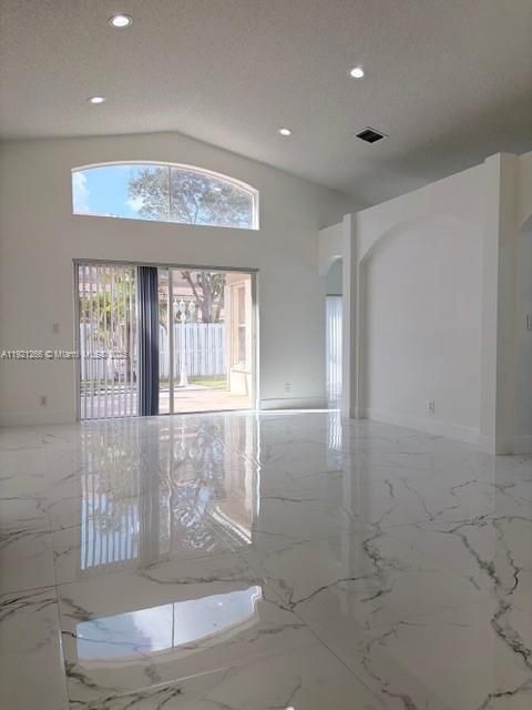 В аренду: $4,195 (3 спален, 2 ванн, 1700 Квадратных фут)