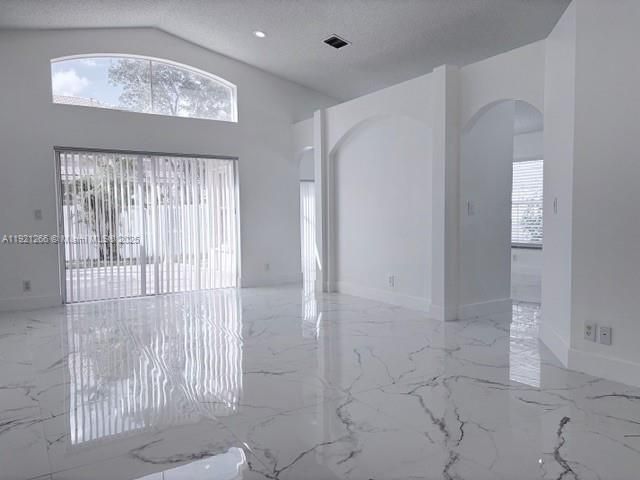 В аренду: $4,195 (3 спален, 2 ванн, 1700 Квадратных фут)