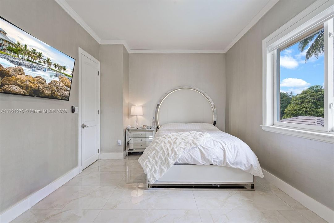 For Sale: $3,749,900 (7 beds, 5 baths, 8133 Square Feet)