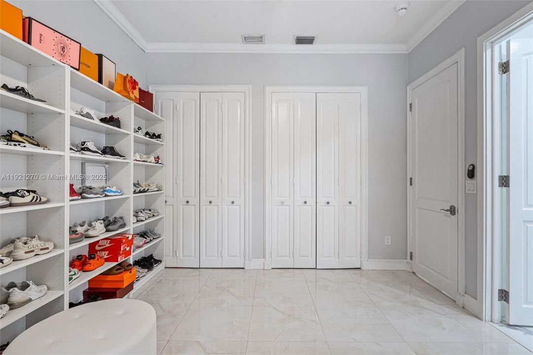 For Sale: $3,749,900 (7 beds, 5 baths, 8133 Square Feet)