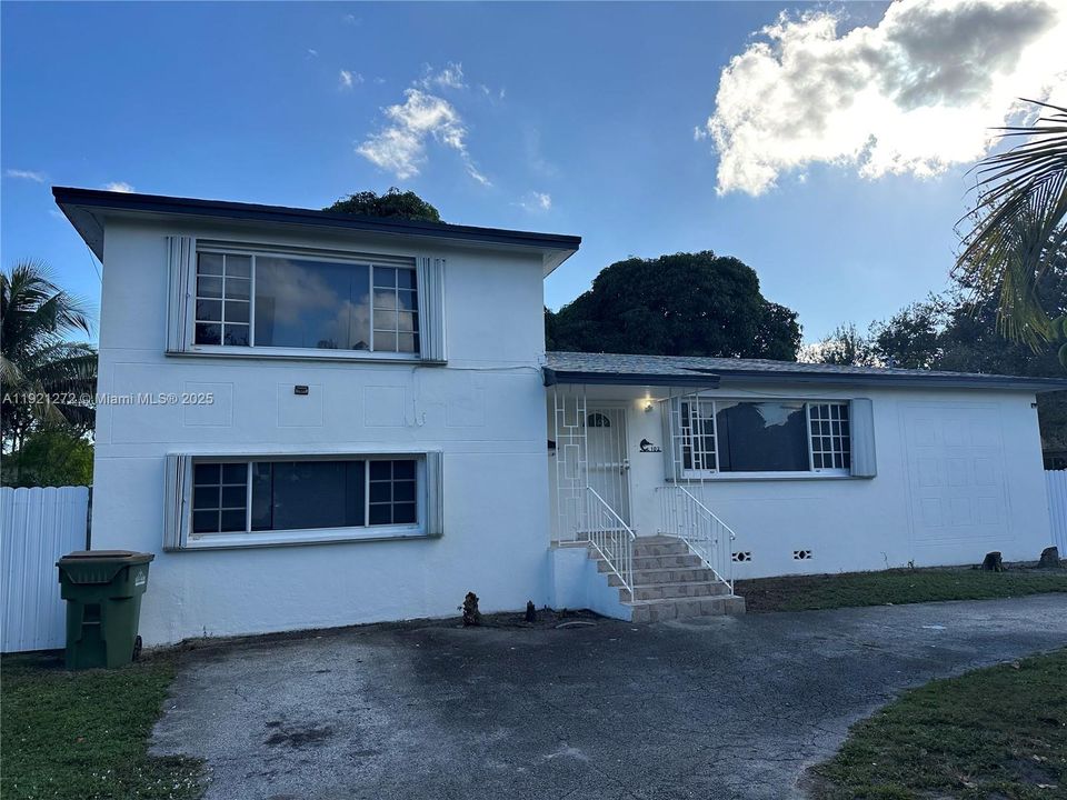 Active With Contract: $3,300 (3 beds, 2 baths, 1332 Square Feet)