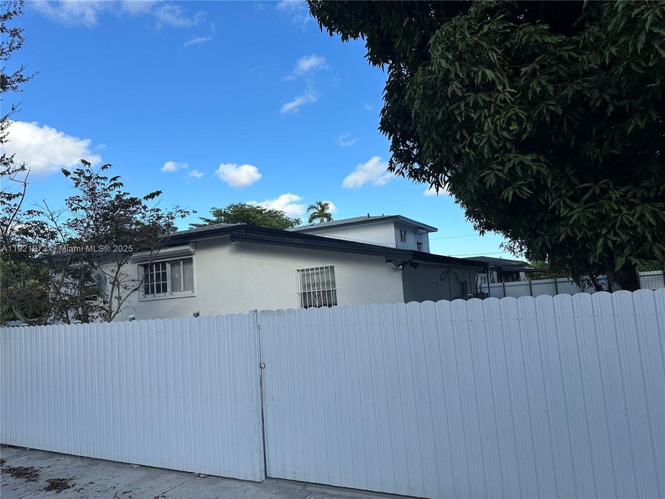 Active With Contract: $3,300 (3 beds, 2 baths, 1332 Square Feet)