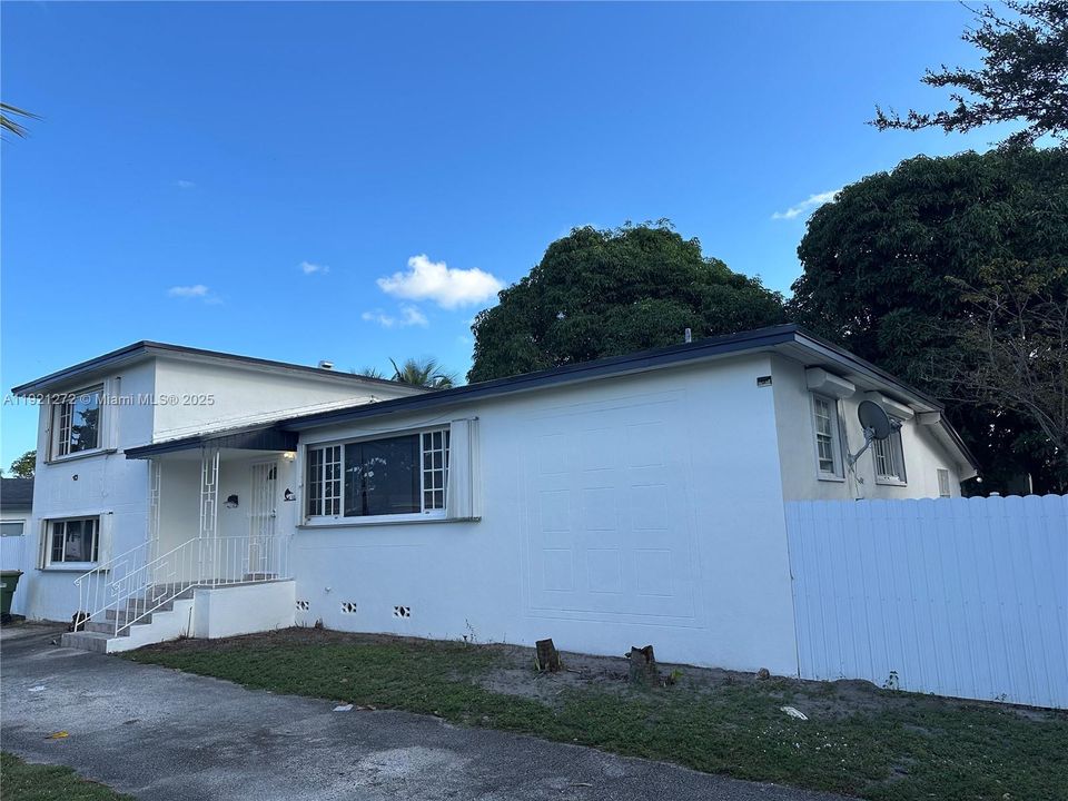 Active With Contract: $3,300 (3 beds, 2 baths, 1332 Square Feet)